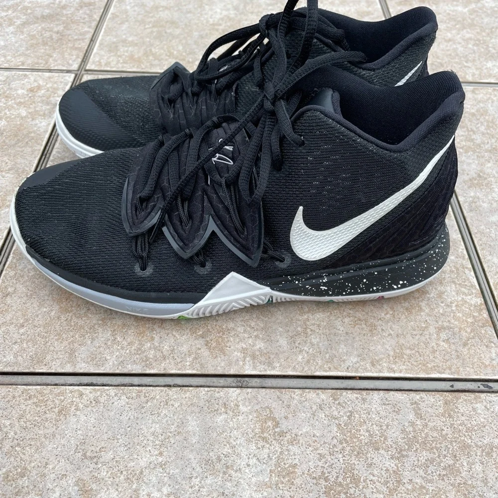 NIKE KYRIE 5 GS BLACK WHITE AQ2456-901